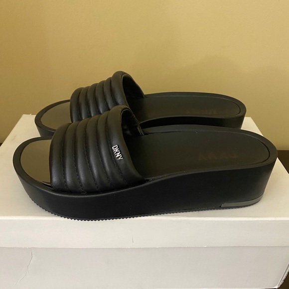 DKNY Women's Jansa Platform Sandal Flat - Picture 1 of 7